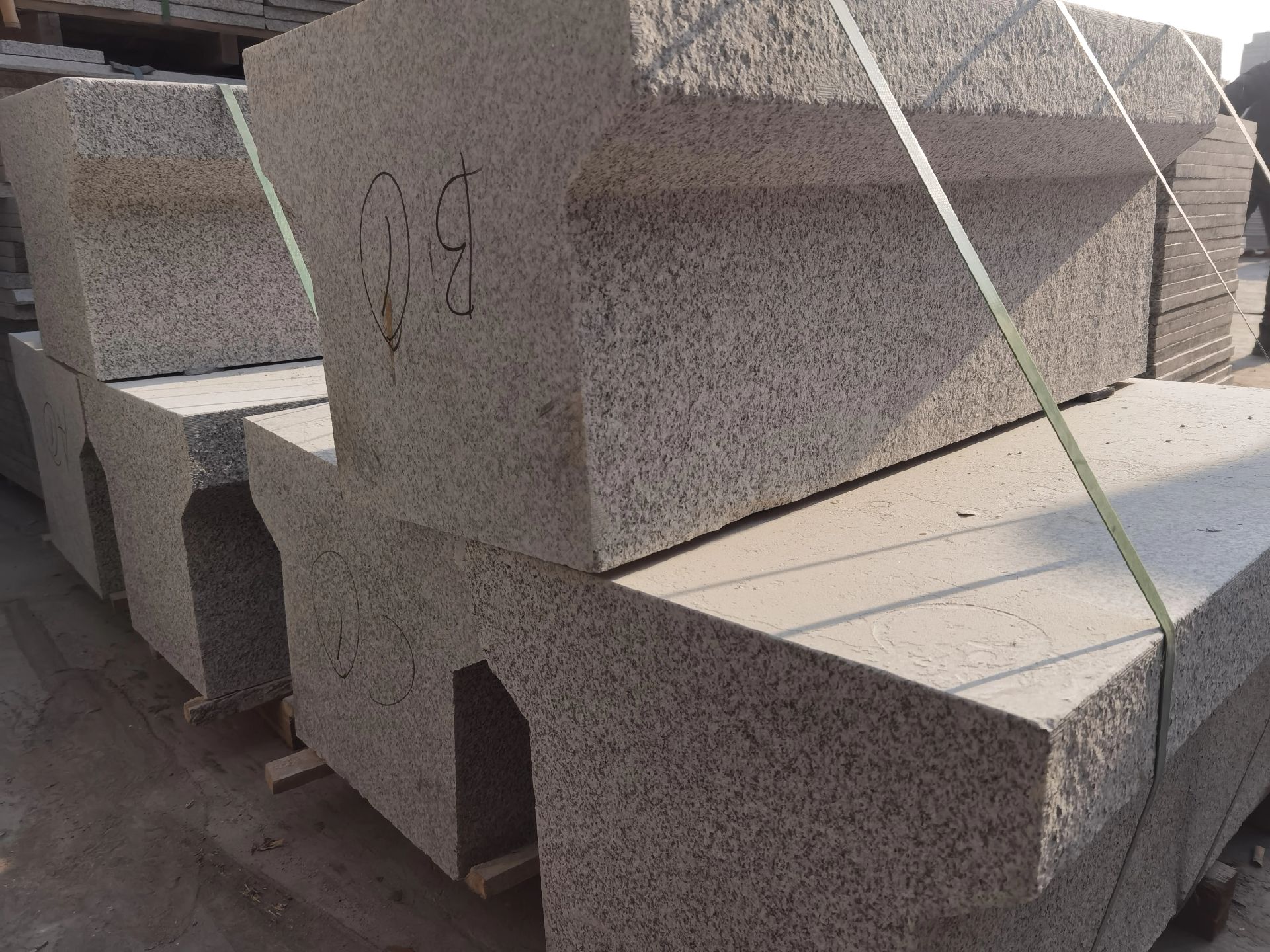 外墻干掛白銹石石材怎么選(圖4)